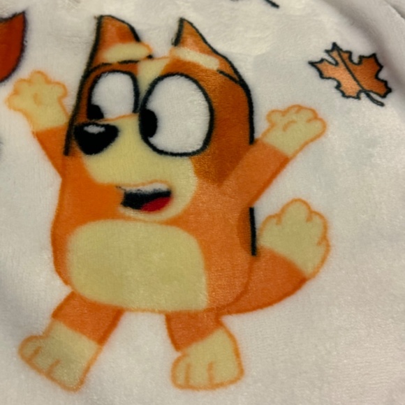Bluey | NWT Bluey & Family Plush Fall Themed Throw Blanket - Picture 6 of 6